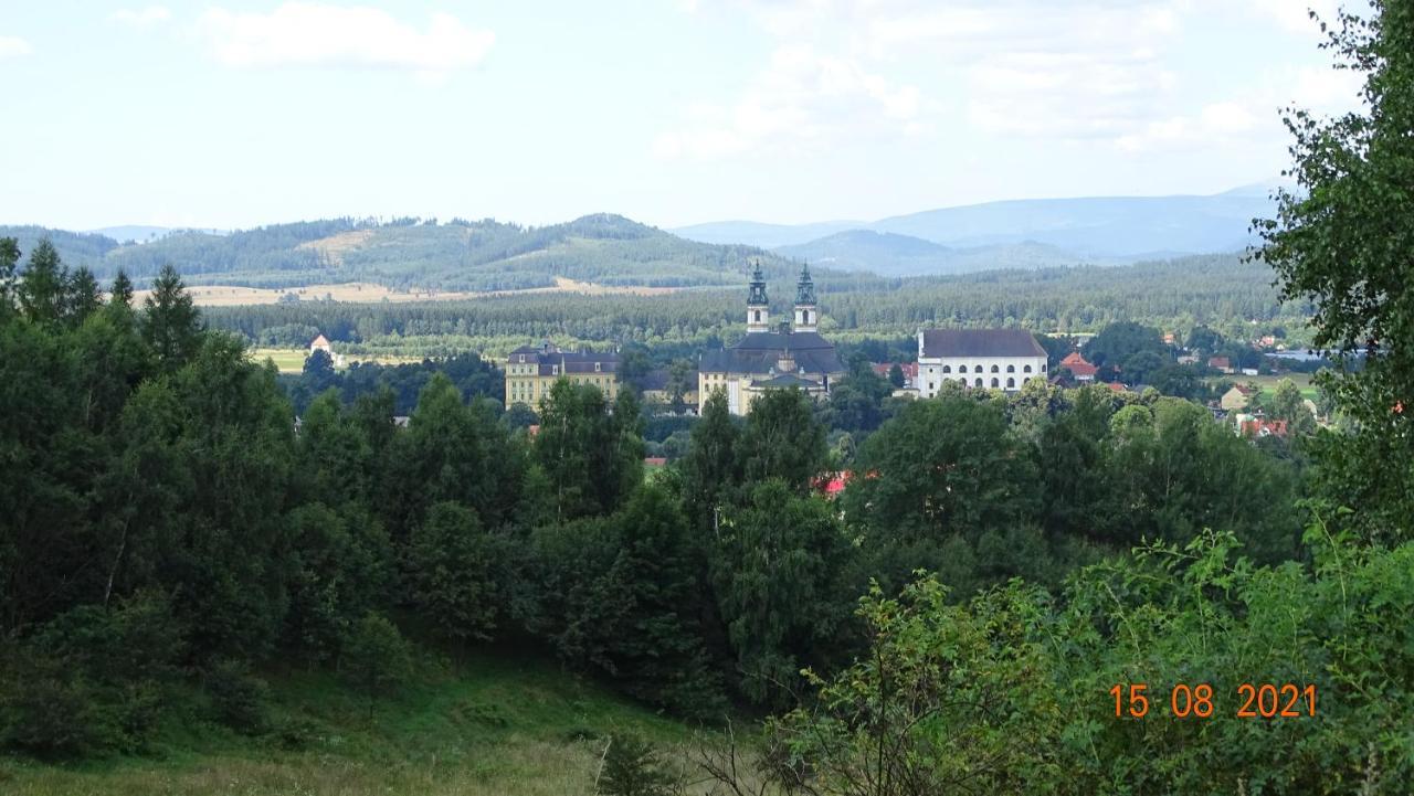 Апартаменты Na Szlaku Krzeszow  Экстерьер фото